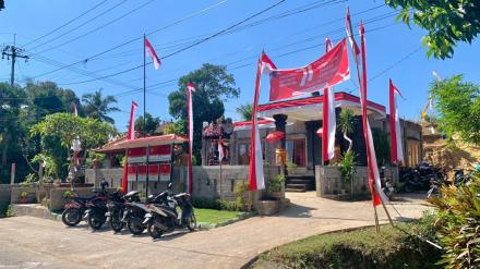 Peringatan HUT RI ke-77, Pemerintahan Desa Pasang atribut dan Bendera Merah Putih
